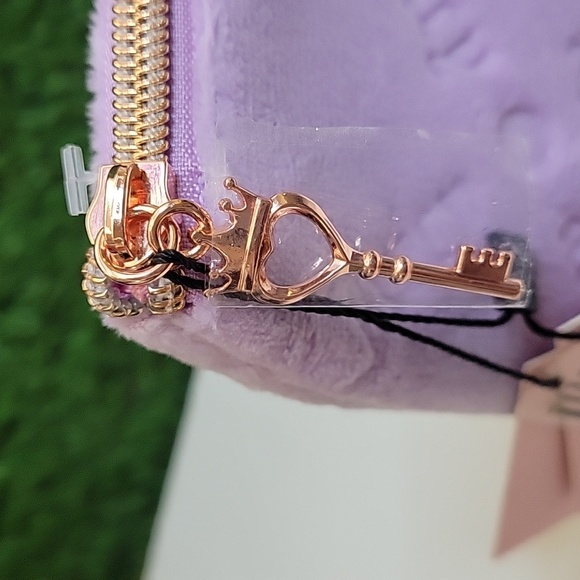 NWT JUICY COUTURE Travel Cosmetic Makeup Bag ,Wedge Pouch, Velour Lavender - Picture 7 of 17